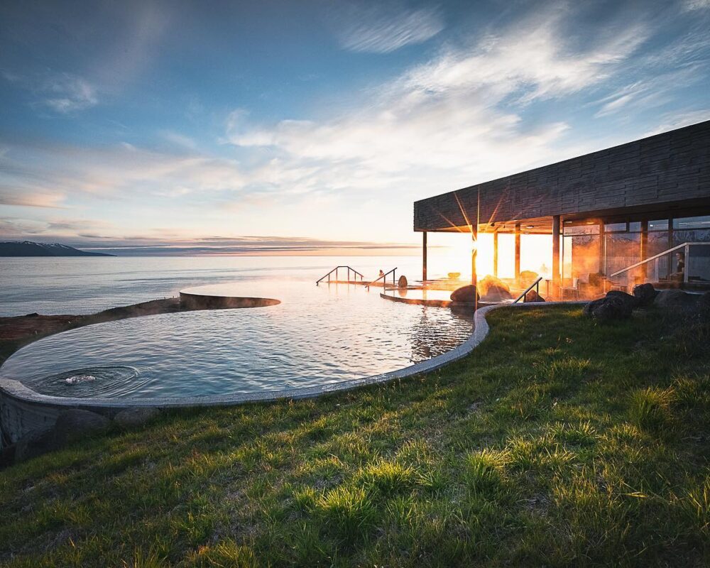 Experience nature at GeoSea sea baths in Húsavík. Warm seawater, mineral-rich, with views of mountains, Skjálfandi Bay, and the Arctic Circle.