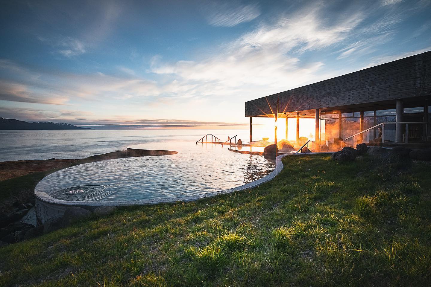 Experience nature at GeoSea sea baths in Húsavík. Warm seawater, mineral-rich, with views of mountains, Skjálfandi Bay, and the Arctic Circle.